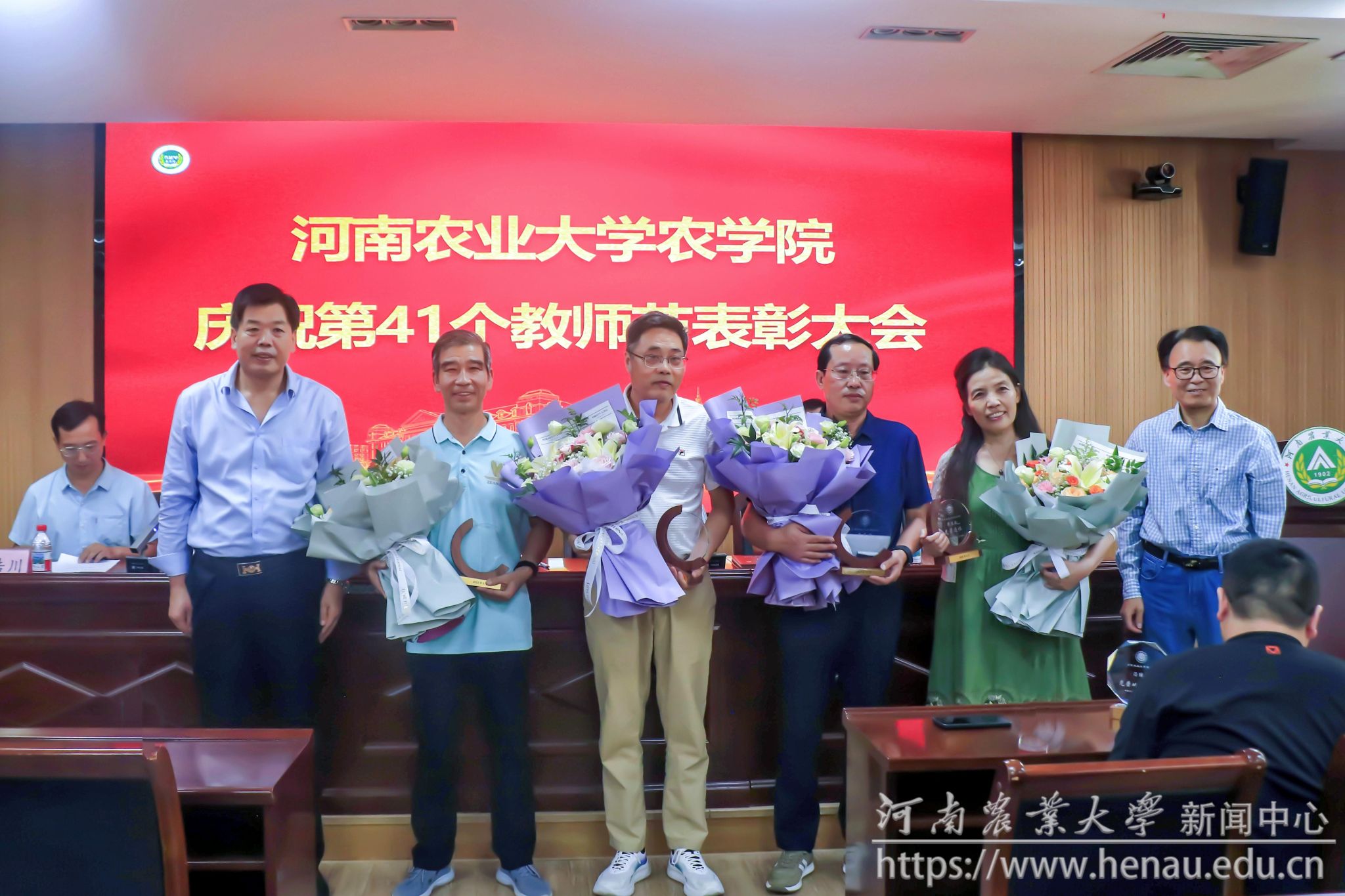 农学院向从教30年以上教师及荣休教师颁发纪念奖牌.jpg